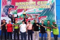 Bupati bersama Dandim dan Forpimda Kabupaten Jombang berphoto bersama dengan para Juara Tenis Lapangan Dandim Cup I tahun 2026, Minggu (11/01/2026) di GOR Indoor, Jombang. 