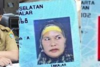 Kepala Dinas Dukcapil Kabupaten Jombang, Masduqi Zakaria (photo kiri), sedangkan photo kanan: ilustrasi KTP elektronik milik orang lain.                                                                             Photo istimewa/edit.