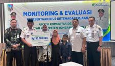 Kepala Cabang BPJS Ketenagakerjaan Kabupaten Jombang Ibrahim Hadi Wibowo (kiri) mendapingi Sekdakab Jombang Agus Purnomo, S.H., M.Si (kedua dari kiri) menyerahkan klaim jaminan kecelakaan kerja dan beasiswa kepada M Nastain (almarhum), seorang RT Desa Tugusumberjo, Kecamatan Peterongan, Kabupaten Jombang.    