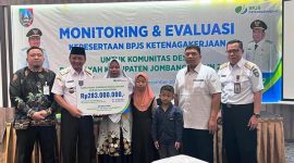 Kepala Cabang BPJS Ketenagakerjaan Kabupaten Jombang Ibrahim Hadi Wibowo (kiri) mendapingi Sekdakab Jombang Agus Purnomo, S.H., M.Si (kedua dari kiri) menyerahkan klaim jaminan kecelakaan kerja dan beasiswa kepada M Nastain (almarhum), seorang RT Desa Tugusumberjo, Kecamatan Peterongan, Kabupaten Jombang.    