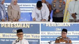 Peresmian ini dilakukan langsung oleh Menteri Haji dan Umroh RI, Dr. KH. Mochamad Irfan Yusuf (Gus Irfan), serta dihadiri oleh jajaran Forkopimda, termasuk Kapolres Jombang AKBP Ardi Kurniawan, Sekdakab Jombang Agus Purnomo, Asisten, Kepala OPD terkait lingkup Pemkab Jombang, para tokoh agama, dan Pengasuh Utama Ponpes Al-Aqobah, KH. Ahmad Junaidi Hidayat, Sabtu (24/1/2026)