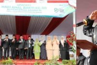 Bertindak sebagai Inspektur Upacara, Bupati Jombang Warsubi S.H., M.Si membacakan amanat dari Menteri Agama RI, Nasaruddin Umar. Upacara ini turut dihadiri Wakil Bupati Jombang Gus Salmanudin, S.Ag., M.Pd., Sekda Agus Purnomo, SH., M.Si., serta Kepala Kantor Kemenag Jombang, Dr. H. Muhajir, S.Pd., M.Ag. Kehadiran tokoh-tokoh lintas agama dari FKUB, Baznas, hingga pimpinan ormas seperti PCNU dan LDII, memperkuat potret Jombang sebagai harmoni mini Indonesia.