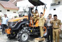 Acara ini turut dihadiri oleh jajaran Forkopimda, termasuk Kapolres Jombang AKBP Ardi Kurniawan, Sekdakab Jombang Agus Purnomo S.H., M.Si, Asisten, Kepala OPD terkait, perwakilan organisasi tani seperti HKTI, Tani Muda Indonesia, Askom, perwakilan dari AFCO Group, Kepala Desa dan Perangkat Desa lokasi Kelompok Tani, Ketua dan Pengurus Poktan penerima Bantuan Alsintan, Brigade Pangan dan Penyuluh Pertanian Lapangan, Senin (5/1/2026). 