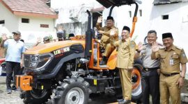 Acara ini turut dihadiri oleh jajaran Forkopimda, termasuk Kapolres Jombang AKBP Ardi Kurniawan, Sekdakab Jombang Agus Purnomo S.H., M.Si, Asisten, Kepala OPD terkait, perwakilan organisasi tani seperti HKTI, Tani Muda Indonesia, Askom, perwakilan dari AFCO Group, Kepala Desa dan Perangkat Desa lokasi Kelompok Tani, Ketua dan Pengurus Poktan penerima Bantuan Alsintan, Brigade Pangan dan Penyuluh Pertanian Lapangan, Senin (5/1/2026). 