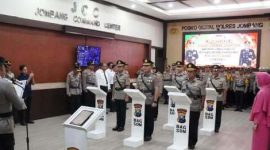 Upacara sertijab dipimpin langsung oleh Kapolres Jombang AKBP Ardi Kurniawan, S.H., S.I.K., CPHR, dan diikuti oleh jajaran pejabat utama Polres Jombang, para Kapolsek, serta anggota yang ditunjuk, Kamis (15/1/2026)