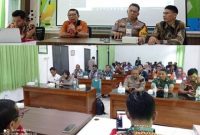 Panitia PORNIKES dari STIKES HUSADA, Mancar Peterongan, dari kiri: Roni Setiawan, Panpel Kabupaten Jombang, kedua dari kiri Ketua Panpel dari PORNIKES Jawa Timur, ketiga dari kiri Kapolsek Peterongan AKP Solihin dan kanan, Wakil Ketua Stikes Husada, Jombang serta photo bawah peserta rakor, Kamis (29/1/2026). 