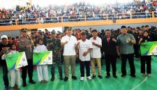 Photo bersama para atlet dan Forpimda usai dilakukan pembukaan dan penyerahan secara simbolis Kartu BPJS Ketenagakerjaan, oleh Wabub dan Wakapolres perwakilan didampingi Kapala Cabang BPJS Ibrahim Hadi Wibowo bertempat di GOR Merdeka, Jum’at (16/1/2026). 