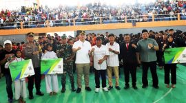 Photo bersama para atlet dan Forpimda usai dilakukan pembukaan dan penyerahan secara simbolis Kartu BPJS Ketenagakerjaan, oleh Wabub dan Wakapolres perwakilan didampingi Kapala Cabang BPJS Ibrahim Hadi Wibowo bertempat di GOR Merdeka, Jum’at (16/1/2026). 