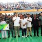 Photo bersama para atlet dan Forpimda usai dilakukan pembukaan dan penyerahan secara simbolis Kartu BPJS Ketenagakerjaan, oleh Wabub dan Wakapolres perwakilan didampingi Kapala Cabang BPJS Ibrahim Hadi Wibowo bertempat di GOR Merdeka, Jum’at (16/1/2026). 