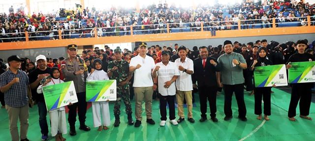 Photo bersama para atlet dan Forpimda usai dilakukan pembukaan dan penyerahan secara simbolis Kartu BPJS Ketenagakerjaan, oleh Wabub dan Wakapolres perwakilan didampingi Kapala Cabang BPJS Ibrahim Hadi Wibowo bertempat di GOR Merdeka, Jum’at (16/1/2026). 