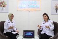 Kegiatan Humas RSUD Jombang menyapa dipandu host Rizqy Oktaviyanti, yang akrab dipanggil Ki Kyo (kiri) menghadirkan nara sumber Kepala Instalasi Kefarmasian RSUD Jombang, Apt Ngoli  Suriani, S.Si (kanan).  