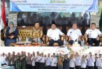 Tampak hadir mendampingi  Wakil Bupati Jombang Salmanudin diantaranya Asisten Perekonomian dan Pembangunan Setdakab Jombang, anggota DPRD Kabupaten Jombang, kepala perangkat daerah, hingga jajaran Forkopimcam, tokoh agama, tokoh masyarakat dan perwakilan dari lima kecamatan Ploso, Kabuh, Kudu, Ngusikan, dan Plandaan. 
Photo: Istimewa Humas Dinas Kominfo Jombang/edit
