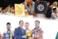 Photo atas: Bupati Jombang menunjukkan piagam penghargaan, photo bawah: Penghargaan bergengsi ini diterima langsung oleh Bupati Jombang, Warsubi, S.H, M.Si (kanan) dari Dr. Hanif Faisol Nurofin, S. Hut., M.P, (kedua dari kiri) Menteri Lingkungan Hidup/Kepala Badan Pengendalian Lingkungan Hidup (BPLH). Photo: Istimewa Dinas Kominfo Jombang.