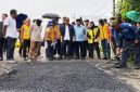Bupati Jombang Warsubi mendampingi Wakil Gubernur Jawa Timur, Emil Dardak, yang turun langsung meninjau perbaikan jalan dititik kerusakan di sisi timur Flyover Jombang pada Minggu (22/2/2026) sore.  