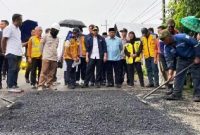 Bupati Jombang Warsubi mendampingi Wakil Gubernur Jawa Timur, Emil Dardak, yang turun langsung meninjau perbaikan jalan dititik kerusakan di sisi timur Flyover Jombang pada Minggu (22/2/2026) sore.  