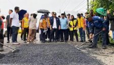 Bupati Jombang Warsubi mendampingi Wakil Gubernur Jawa Timur, Emil Dardak, yang turun langsung meninjau perbaikan jalan dititik kerusakan di sisi timur Flyover Jombang pada Minggu (22/2/2026) sore.