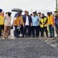 Bupati Jombang Warsubi mendampingi Wakil Gubernur Jawa Timur, Emil Dardak, yang turun langsung meninjau perbaikan jalan dititik kerusakan di sisi timur Flyover Jombang pada Minggu (22/2/2026) sore.  