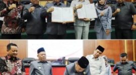 Di ruang rapat DPRD Kabupaten Jombang, Kamis (5/2/2026) Bupati Jombang Warsubi didampingi Wakil Bupati Gus Salam dan Sekdakab Agus Purnomo menunjukkan berita acara persetujuan Raperda menjadi Perda Desa Sadar Hukum, hal serupa juga dilakukan Ketua DPRD Hadi Atmaji didampingi Wakil Ketua DPRD, Della dan Wakil Ketua DPRD Syarif Hidayatullah. Photo: istimewa/edit