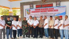 Hartono, S.Sos., M.M., (tengah/nomor 7 dari kiri) selaku Plt. Kepala Disporapar sekaligus Kepala Bapperida (Badan Perencanaan Pemerintah dan Riset Daerah) Kabupaten Jombang, menyampaikan keputusan besar, saat rapat bersama Camat Wonosalam Yudha Asmara, S.STP., M.E didampingi jajaran Forkopimcam dan seluruh Kepala Desa se-Kecamatan Wonosalam, Rabu (18/2/2026). Photo: istimewa/Humas Dinas Kominfo.