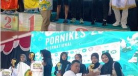 Photo atas: Ketua Panitia PORNIKES Kabupaten Jombang Roni Setiawan dari STIKes Husada Jombang menyerahkan medali dan predikat juara atlet Badminton ganda putra. Photo bawah: HM Tamim, Ketua Cabor Tenis Meja Kabupaten Jombang menyerahkan medali kepada Juara Ganda Putri tim Atlet Cabor Tenis Meja, dalam rangkaian penutupan, Minggu (8/2/2026).