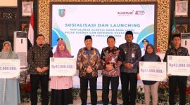 Pada kesempatan tersebut Bupati didampingi Sekdakab Jombang dan Kepala BPJS Ketenagakerjaan Ibrahim Hadi Wibowo juga menyerahkan santunan Jaminan Kematian kepada ahli waris dari perangkat desa dan petugas ambulans desa yang telah berdedikasi, sebagai bentuk komitmen perlindungan sosial bagi pelayan masyarakat di tingkat desa.