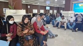 Masyarakat Kabupaten Jombang sedang menunggu antrian layanan Dinas Dukcapil di Kantor Mall Palayanan Publik (MPP) di Kompleks Pertokoan Simpang Tiga. Photo istimewa/edit.  