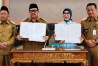 Bupati Jombang Jombang Warsubi S.H.,M.Si dan Kepala Kejaksaan Negeri Jombang Dyah Ambarwati, S.H., M.H., didampingi Wakil Bupati Jombang Gus Salmanudin, S.Ag., M.Pd., Sekretaris Daerah Agus Purnomo, SH., M.Si menunjukkan berita acara yang sudah ditandatangani, Selasa (3/3/2026). 