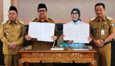 Bupati Jombang Jombang Warsubi S.H.,M.Si dan Kepala Kejaksaan Negeri Jombang Dyah Ambarwati, S.H., M.H., didampingi Wakil Bupati Jombang Gus Salmanudin, S.Ag., M.Pd., Sekretaris Daerah Agus Purnomo, SH., M.Si menunjukkan berita acara yang sudah ditandatangani, Selasa (3/3/2026).