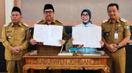 Bupati Jombang Jombang Warsubi S.H.,M.Si dan Kepala Kejaksaan Negeri Jombang Dyah Ambarwati, S.H., M.H., didampingi Wakil Bupati Jombang Gus Salmanudin, S.Ag., M.Pd., Sekretaris Daerah Agus Purnomo, SH., M.Si menunjukkan berita acara yang sudah ditandatangani, Selasa (3/3/2026). 