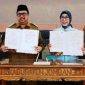 Bupati Jombang Jombang Warsubi S.H.,M.Si dan Kepala Kejaksaan Negeri Jombang Dyah Ambarwati, S.H., M.H., didampingi Wakil Bupati Jombang Gus Salmanudin, S.Ag., M.Pd., Sekretaris Daerah Agus Purnomo, SH., M.Si menunjukkan berita acara yang sudah ditandatangani, Selasa (3/3/2026). 