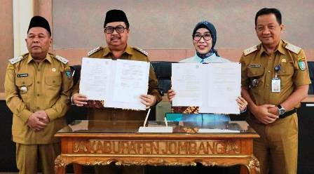 Bupati Jombang Jombang Warsubi S.H.,M.Si dan Kepala Kejaksaan Negeri Jombang Dyah Ambarwati, S.H., M.H., didampingi Wakil Bupati Jombang Gus Salmanudin, S.Ag., M.Pd., Sekretaris Daerah Agus Purnomo, SH., M.Si menunjukkan berita acara yang sudah ditandatangani, Selasa (3/3/2026). 