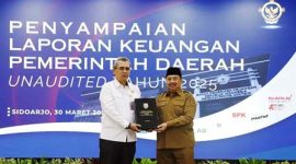 Bupati Jombang, Warsubi, S.H., M.Si telah menyerahkan Laporan Keuangan Pemerintah Daerah (LKPD) Unaudited Tahun Anggaran 2025 kepada Badan Pemeriksa Keuangan (BPK) Perwakilan Provinsi Jawa Timur di Sidoarjo, Senin (30/3/2026) siang. Photo: istimewa/Dinas Kominfo
