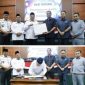 Usai dilakukan penandatangan berita acara oleh Bupati Jombang, H Warsubi didampingi Wakil Bupati Gus Salaman dan Sekdakab Agus Purnomo bersama Ketua DPRD Hadi Atmaji didampingi Wakil Ketua Dony Anggun dan Syarif Hidayatullah menunjukkan dan menyerahkan berita acara LKPj tahun 2025 di gedung DPRD Jombang, Kamis (26/3/2026)