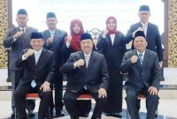 Kelima pejabat yang dilantik (berdiri) photo bersama dengan Bupati Warsubi (tengah),  Wakil Bupati Jombang Gus Salmanudin, S.Ag., M.Pd., (kanan) Sekretaris Daerah Agus Purnomo, S.H., M.Si. (duduk kiri). Hadir dalam kesempatan tersebut staf ahli, asisten, dan kepala perangkat daerah terkait, Jum’at (27/3/2026). 