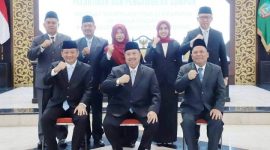 Kelima pejabat yang dilantik (berdiri) photo bersama dengan Bupati Warsubi (tengah),  Wakil Bupati Jombang Gus Salmanudin, S.Ag., M.Pd., (kanan) Sekretaris Daerah Agus Purnomo, S.H., M.Si. (duduk kiri). Hadir dalam kesempatan tersebut staf ahli, asisten, dan kepala perangkat daerah terkait, Jum’at (27/3/2026). 