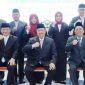 Kelima pejabat yang dilantik (berdiri) photo bersama dengan Bupati Warsubi (tengah),  Wakil Bupati Jombang Gus Salmanudin, S.Ag., M.Pd., (kanan) Sekretaris Daerah Agus Purnomo, S.H., M.Si. (duduk kiri). Hadir dalam kesempatan tersebut staf ahli, asisten, dan kepala perangkat daerah terkait, Jum’at (27/3/2026). 