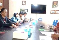 Tampak suasana dialogis antara pihak PJTKI (kiri) dan perwakilan UNDAR (Agus Raikhani/kedua dari kanan) saat dilakukan MoU beberapa pekan lalu, di lingkup Kampus Undar, Jl. Gus Dur No 29A, Jombang. 