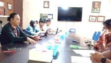 Tampak suasana dialogis antara pihak PJTKI (kiri) dan perwakilan UNDAR (Agus Raikhani/kedua dari kanan) saat dilakukan MoU beberapa pekan lalu, di lingkup Kampus Undar, Jl. Gus Dur No 29A, Jombang.