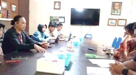 Tampak suasana dialogis antara pihak PJTKI (kiri) dan perwakilan UNDAR (Agus Raikhani/kedua dari kanan) saat dilakukan MoU beberapa pekan lalu, di lingkup Kampus Undar, Jl. Gus Dur No 29A, Jombang. 