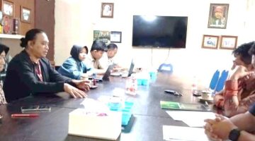 Tampak suasana dialogis antara pihak PJTKI (kiri) dan perwakilan UNDAR (Agus Raikhani/kedua dari kanan) saat dilakukan MoU beberapa pekan lalu, di lingkup Kampus Undar, Jl. Gus Dur No 29A, Jombang.