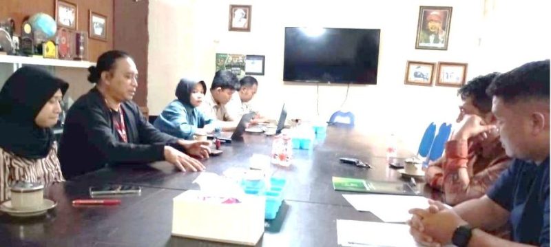 Tampak suasana dialogis antara pihak PJTKI (kiri) dan perwakilan UNDAR (Agus Raikhani/kedua dari kanan) saat dilakukan MoU beberapa pekan lalu, di lingkup Kampus Undar, Jl. Gus Dur No 29A, Jombang. 