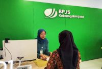 Ini suasana layanan di dalam ruang kerja Kantor BPJS Ketenagakerjaan Jombang berlokasi di Jl. Sukarno - Hatta Blok B22-B23, Ruko Cempaka Mas, Babatan, Kepuhkembeng, Jombang, Jawa Timur. Photo: istimewa