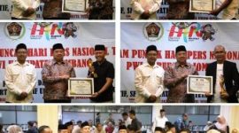 Bupati Jombang H Warsubi, SH., M.Si didampingi Ketua PWI Kabupaten Jombang Muhammad Mufid menyerahkan sejumlah penghargaan. Tampak hadir juga dalam acara ini jajaran Forkopimda Kabupaten Jombang, Sekretaris Daerah Agus Purnomo, S.H., M.Si., Ketua PWI Jombang Muhammad Mufid dan pengurus serta Kepala OPD di lingkungan Pemerintah Kabupaten Jombang. Photo istimewa: Humas Dinas Kominfo Pemkab Jombnamg.