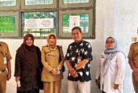 Kepala Dinas Pendidikan dan Kebudayaan Kabupaten Jombang, Wor Windari (ketiga dari kiri), bersama tim dari Balai Besar Penjaminan Mutu Pendidikan (BBPMP) Provinsi Jawa Timur melakukan monitoring langsung pelaksanaan Tes Kemampuan Akademik (TKA) jenjang SMP tahun 2026, Senin (6/4/2026). 