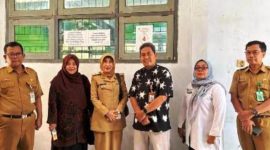 Kepala Dinas Pendidikan dan Kebudayaan Kabupaten Jombang, Wor Windari (ketiga dari kiri), bersama tim dari Balai Besar Penjaminan Mutu Pendidikan (BBPMP) Provinsi Jawa Timur melakukan monitoring langsung pelaksanaan Tes Kemampuan Akademik (TKA) jenjang SMP tahun 2026, Senin (6/4/2026). 