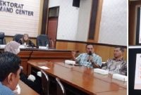Sekretais Inspektorat, Yuli Inayati, S.T., M.T., (duduk di bangku atas) mengawal jalannya dialog, sedangan I Nyoman Swardana (pagang mic) menyampaikan penjelasan kegiatan forum konsultasi publik diikuti secara segsama oleh peserta, Kamis (2/4/2026). Photo: https://layang.co