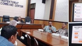 Sekretais Inspektorat, Yuli Inayati, S.T., M.T., (duduk di bangku atas) mengawal jalannya dialog, sedangan I Nyoman Swardana (pagang mic) menyampaikan penjelasan kegiatan forum konsultasi publik diikuti secara segsama oleh peserta, Kamis (2/4/2026). Photo: https://layang.co