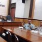 Sekretais Inspektorat, Yuli Inayati, S.T., M.T., (duduk di bangku atas) mengawal jalannya dialog, sedangan I Nyoman Swardana (pagang mic) menyampaikan penjelasan kegiatan forum konsultasi publik diikuti secara segsama oleh peserta, Kamis (2/4/2026). Photo: https://layang.co