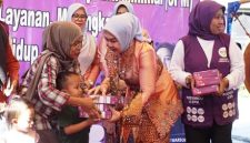 Ketua Tim Pembina Posyandu Kabupaten Jombang, Ibu Yuliati Nugrahani Warsubi, didampingi Ning Ema Erfina (istri Wakil Bupati Jombang), dan Ketua DWP Kabupaten Jombang, Ibu Lilik Agus Purnomo, memperingati hari Posyandu Nasional 2026 di Posyandu Rosalia Indah, Dusun Jabon, Desa Bawangan, Kecamatan Ploso, dengan dihadiri sedikitnya 250 undangan dari berbagai elemen pemangku kepentingan, Rabu (29/4/2026). 
