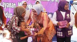Ketua Tim Pembina Posyandu Kabupaten Jombang, Ibu Yuliati Nugrahani Warsubi, didampingi Ning Ema Erfina (istri Wakil Bupati Jombang), dan Ketua DWP Kabupaten Jombang, Ibu Lilik Agus Purnomo, memperingati hari Posyandu Nasional 2026 di Posyandu Rosalia Indah, Dusun Jabon, Desa Bawangan, Kecamatan Ploso, dengan dihadiri sedikitnya 250 undangan dari berbagai elemen pemangku kepentingan, Rabu (29/4/2026). 